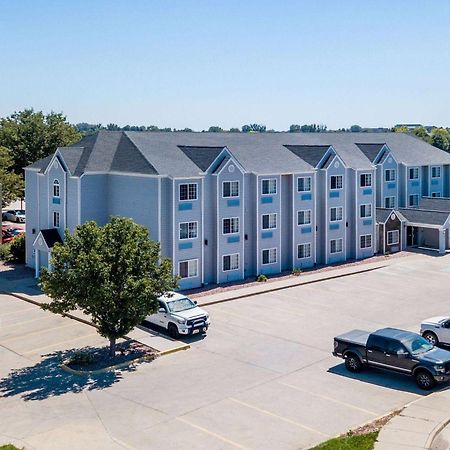 Days Inn & Suites By Wyndham Greeley Exterior photo