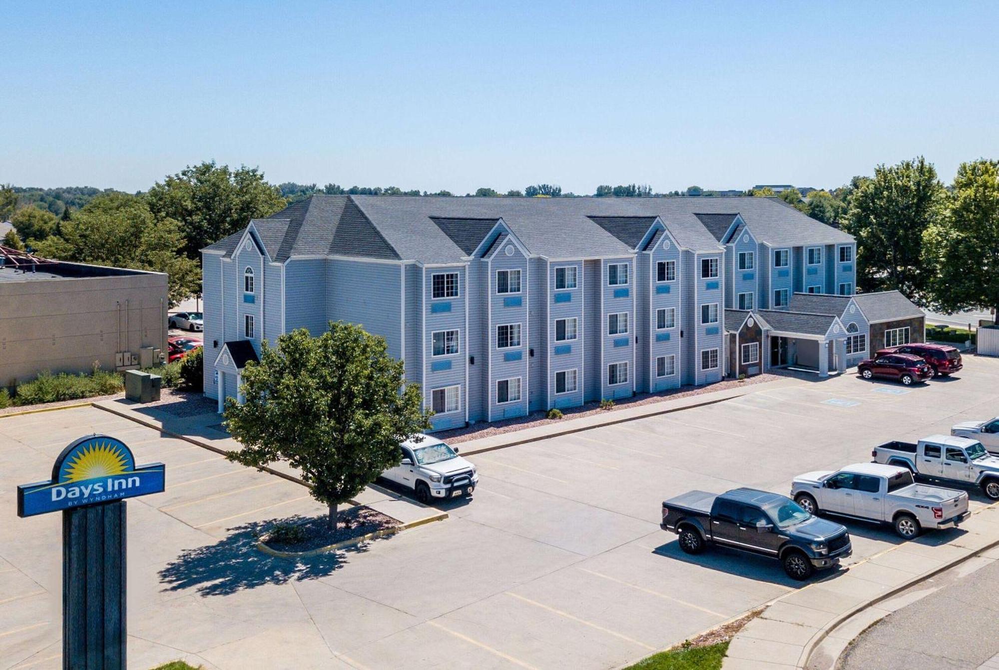 Days Inn & Suites By Wyndham Greeley Exterior photo