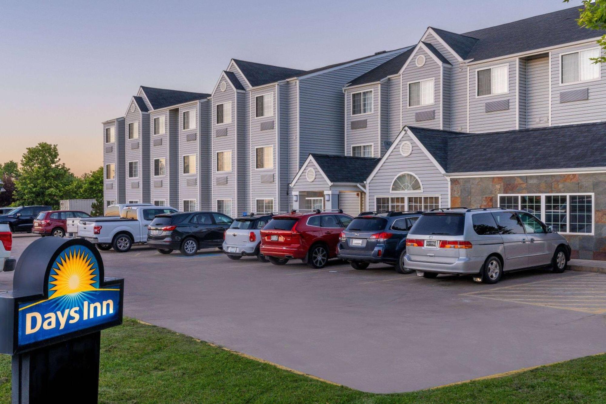 Days Inn & Suites By Wyndham Greeley Exterior photo