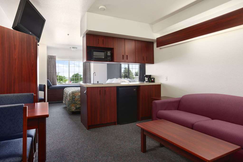 Days Inn & Suites By Wyndham Greeley Room photo